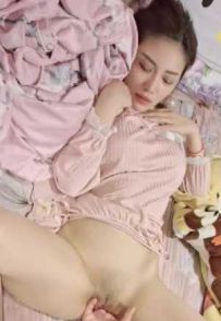 【骚女自慰喷水】使用玩具阴蒂和阴道双重刺激 受不了身体自己扭动连续高潮